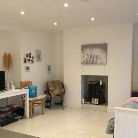 Two Bedroom Modern Basement * Dublino